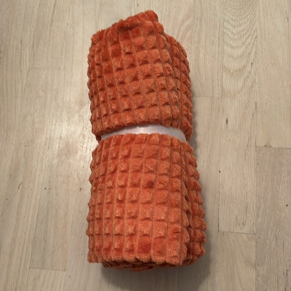 NEW Simple & Opulence Burnt Orange 3D Grid Design Blanket - Picture 2 of 2